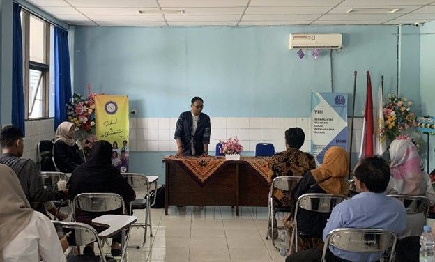 Ketua PKM menyampaikan sambutan dan penguatan dalam pelatihan klasifikasi deteksi dini peserta didik penyandang disabilitas di Labschool UNESA.