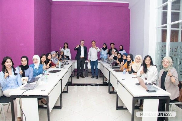 Prof. Sedat Gumus bersama kooprodi S-1 MP, dosen, dan mahasiswa kelas internasional UNESA.