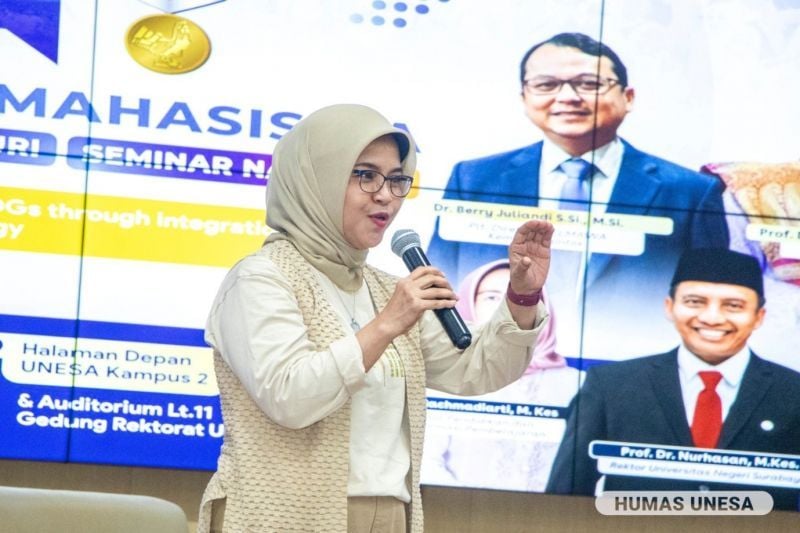 Sesditjen Dikti, Aisyah Endah Palupi memaparkan materi tentang mobilitas akademik mahasiswa di hadapan mahasiswa dan dosen Unesa.