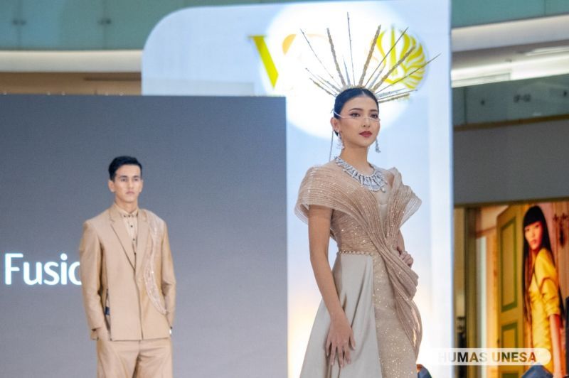 PUSAT PERHATIAN: Salah satu karya busana kreasi kelompok "Nude" dalam fashion show karya busana mahasiswa D-4 Tata Busana Universitas Negeri Surabaya. 