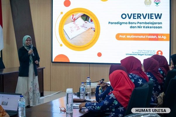 Prof. Mutimmatul Faidah, M.Ag, Direktur PPIS UNESA saat memberikan paparan kepada para guru SMPN 45 Surabaya 