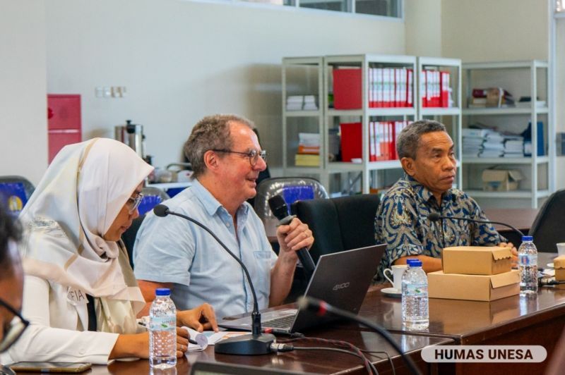 Profesor dari The Open University, UK (tengah) memberikan sejumlah penguatan dalam FGD yang dihadiri para guru dan kepala sekolah Labschool UNESA.