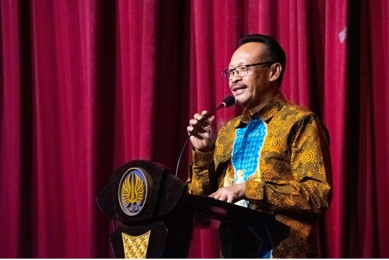 Wakil Rektor IV UNESA memberikan penguatan dan pesan penting dalam Grand Final Putra Putri UNESA 2024.