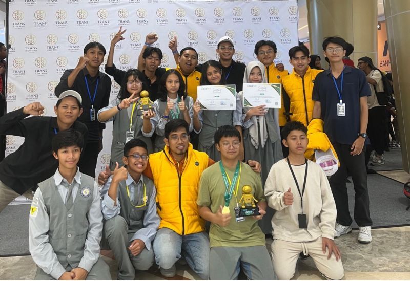 Tim Robotika SMP Labschool UNESA boyong dua titel juara dalam Kejuaraan Robotika Nasional (Kejurnas) 2024.