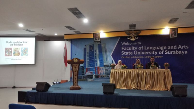 Tim pemateri menyampaikan materi di depan mahasiswa dalam Deep Talk di Fakultas Bahasa dan Seni (FBS) Kampus 2 Lidah Wetan.