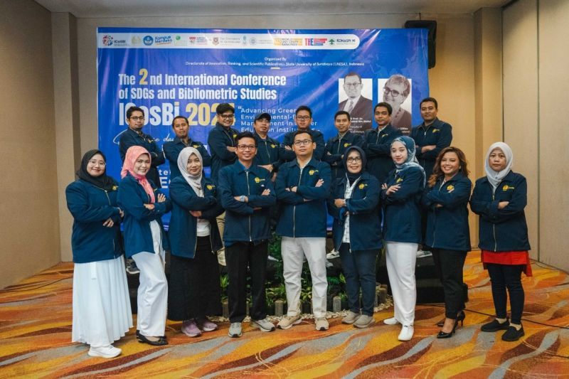 Direktur Inovasi, Pemeringkatan, dan Publikasi Ilmiah UNESA bersama jajarannya yang terlibat dalam ICOSBI 2024.