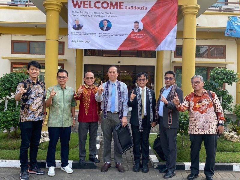 Jajaran pimpinan Fakultas Vokasi UNESA menyambut tiga perwakilan Rajamangala University of Technology Krungthep (RMUTK), Thailand. Kedua pihak membahas program kerja sama yang segera ditindaklanjuti ke depan.