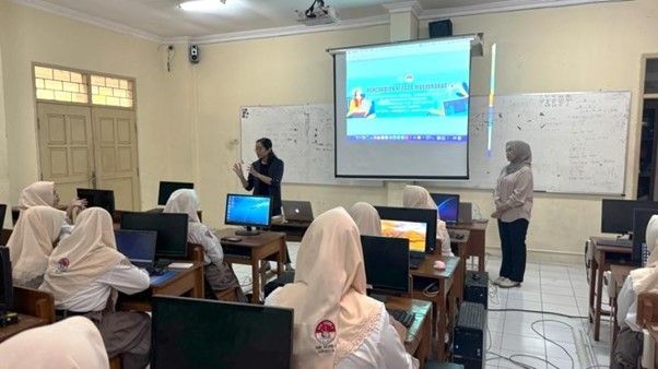 Tim dosen D-4 Teknik Sipil UNESA paparkan materi penggunaan AudoCAD untuk menggembar bangunan di harapan siswa SMKN 5 Surabaya.