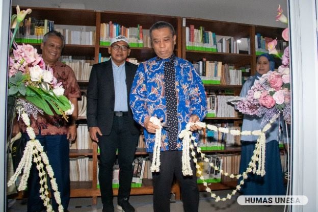 Wakil Rektor I UNESA menggunting pita simbol peresmian Creative Lounge di lantai G, ruang sirkulasi, Perpustakaan Pusat, UNESA. Wakil Rektor II dan Kepala UPT Perpustakaan turut mendampingi. 