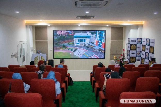 BAK BIOSKOP: Home theatre UNESA bisa digunakan untuk menjelajahi dan membahas literatur dalam bentuk audio-visual seperti dokumenter.