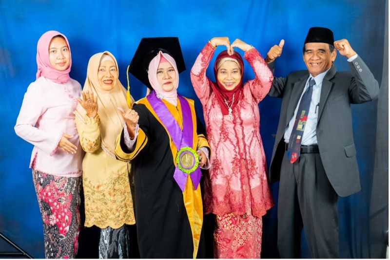 Prof. Endang Pudjiastuti Sartinah bersama keluarga besar di hari pengukuhannya sebagai guru besar bidang bimbingan dan konseling anak berkebutuhan khusus UNESA.