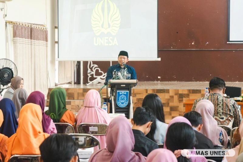 Wakil Dekan 1 Fakultas Ekonomika dan Bisnis (FEB), Moch. Khoirul Anwar bersama tim admisi, humas, protokoler, dan pengembangan media Unesa sosialisasi kampur dan jalur penerimaan di Kediri.