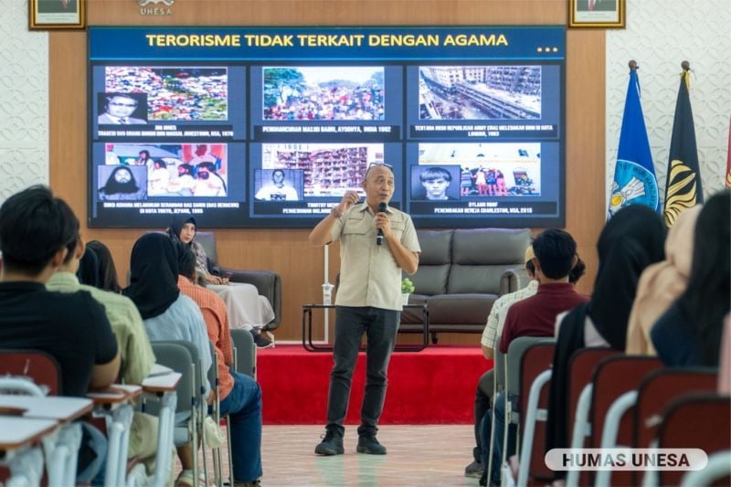 Direktur Pencegahan Tindak Terorisme, Satgaswil Jawa Timur Densus 88 AT Polri, Kompol. Dani Teguh Wibowo menyampaikan materi dalam kuliah umum FH Unesa.