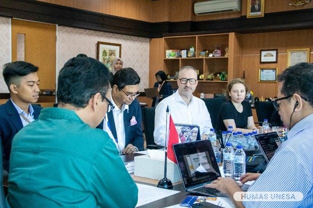 Delagasi HSE Russia, pimpinan UNESA dan jajarannya membahas sejumlah bidang yang berpotensi dikerjasamakan kedua belah pihak di Rektorat UNESA Kampus 2 Lidah Wetan, Surabaya. 