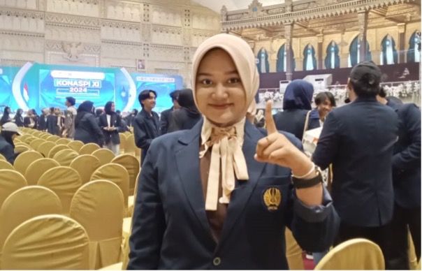 Ameylia Nanda Chintia Bella, mahasiswi D-4 Administrasi Negara, Fakultas Ilmu Sosial dan Politik (Fisipol) UNESA.