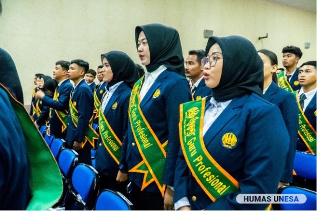 Lulusan PPG UNESA tampak bahagia menjalani prosesi pengambilan sumpah profesi. Mereka siap menjadi guru profesional di berbagai daerahnya masing-masing.