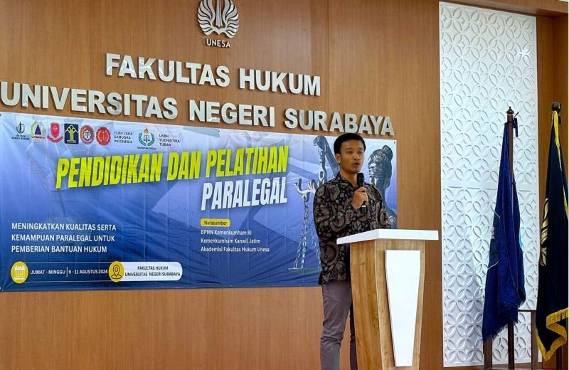 Dekan FH UNESA, Arinto Nugroho menyampaikan komitmennya untuk perkuat sinergi dan kolaborasi dalam meningkatkan kualitas pemberian bantuan hukum.