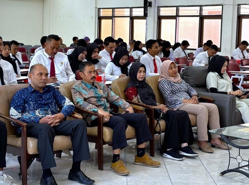 Para peserta dan jajaran pengurus organisasi bantuan hukum dari berbagai daerah di Indonesia hadiri Diklat Paralegal 2024.