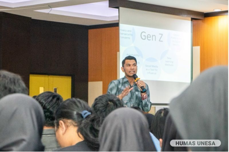 Azlan Abbas dari Universiti Kebangsaan Malaysia menyampaikan materi seputar gen Z di hadapan mahasiswa baru Fisipol UNESA.