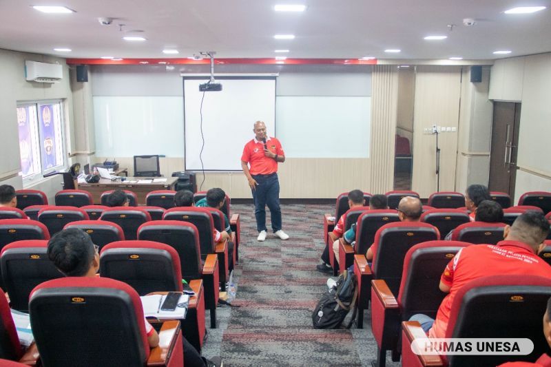 Penataran pelatih petanque tingkat nasional 2024 oleh FOPI dan UNESA dihadiri puluhan pelatih dari berbagai daerah.