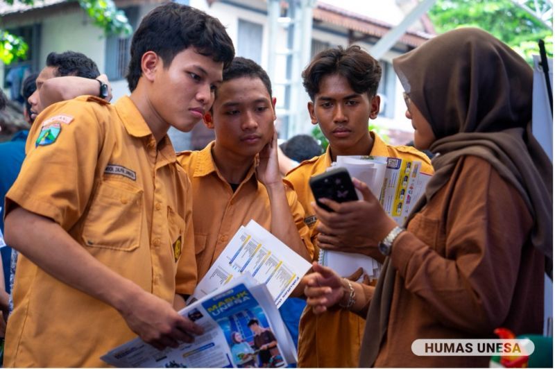 Para santri tampak antusias menyimak penjelesan seputar prodi dan prospek kuliah di Unesa.