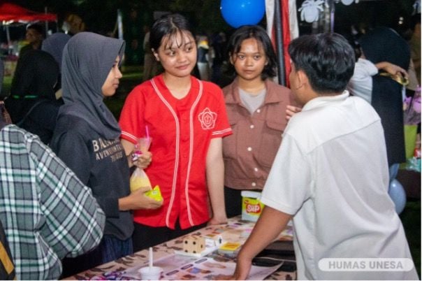 Pengunjung mendatangi dan berdiskusi dengan tim UKM Unesa seputar unggulan dan pengembangan minat dan bakat mahasiswa. 