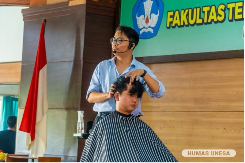 Mahasiswa Unesa dilatih langsung Syahnurofi Reno Indradi, Asesor Kompetensi BNSP, Pilot Manager, dan Barber Educator di Elkap Barber and Hair Shop.