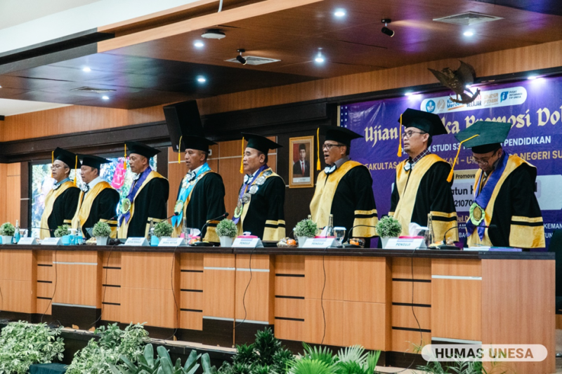 Rektor UNESA Prof. Dr. Nurhasan, M.Kes., bersama jajaran promotor dan penguji Ujian Terbuka Doktor Bu Min di UNESA