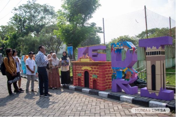 Ditinjau jajaran dosen dan pimpinan UNESA, karya mahasiswa DKV warnai kawasan kampus "Rumah Para Juara".