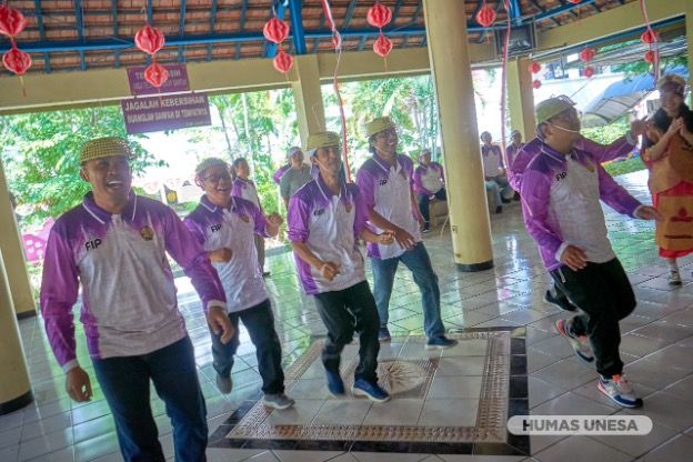 Ketika "bapak-bapak" Fakultas Ilmu Pendidikan ikut lomba Agustus-an. 