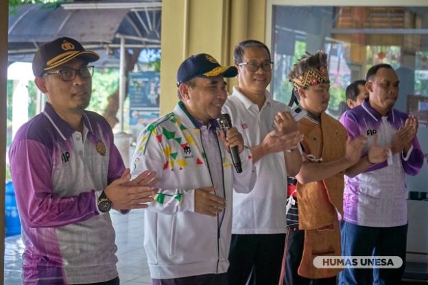 Dekan FIP bersama jajarannya menekankan bahwa kegiatan Agustus-an ini selain sebagai wujud rasa syukur, juga untuk memperkuat persaudaraan seluruh keluarga besar FIP.