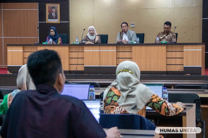 Wakil Rektor Bidang III UNESA menyampaikan sejumlah penguatan dalam agenda Refreshing Pembelajaran Mata Kuliah Wajib Kurikulum (MKWK).