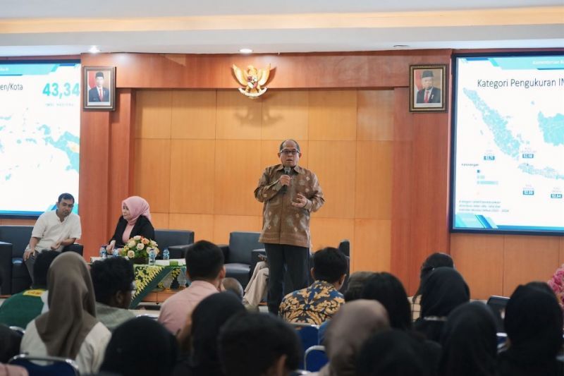 Sesi penyampaian materi seminar nasional yang dihadiri ratusan mahasiswa UNESA dan luar UNESA.