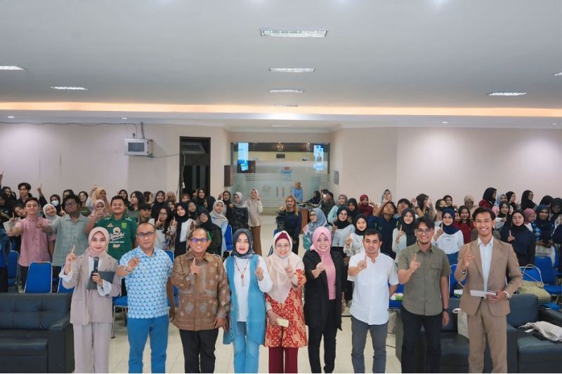 Pimpinan Fisipol dan Prodi S-1 Ikom UNESA bersama para dosen dan mahasiswa peserta seminar nasional.