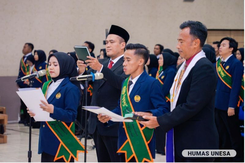 Setelah melewati serangkaian tuntutan program, mahasiswa PPG Prajab gelombang 1 tahun 2023 dinyatakan lulus. Mereka mengikuti pengukuhan dan pengambilan sumpah profesi di LPSP UNESA.