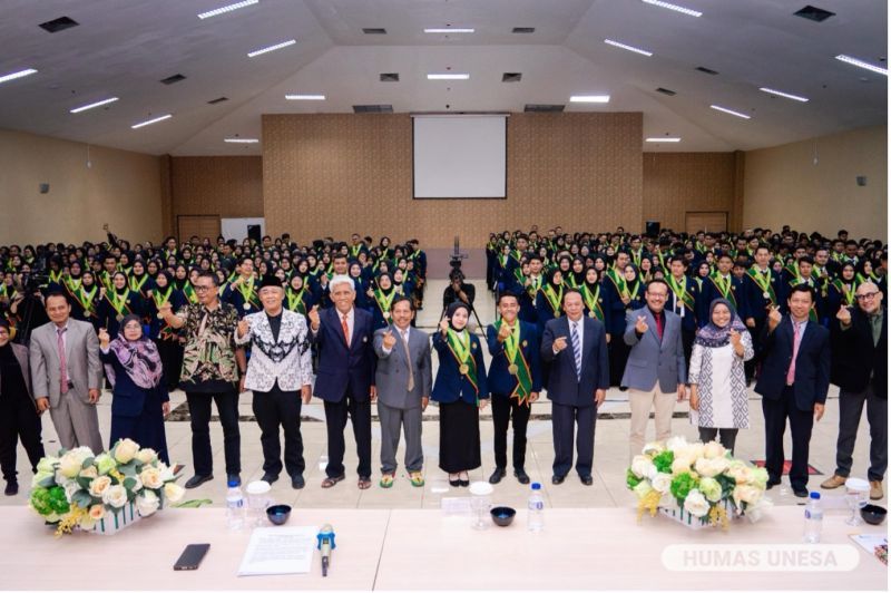 SARANGHAEYO: Pimpinan UNESA bersama jajaran LPSP, BPPG pose bersama lulusan PPG.