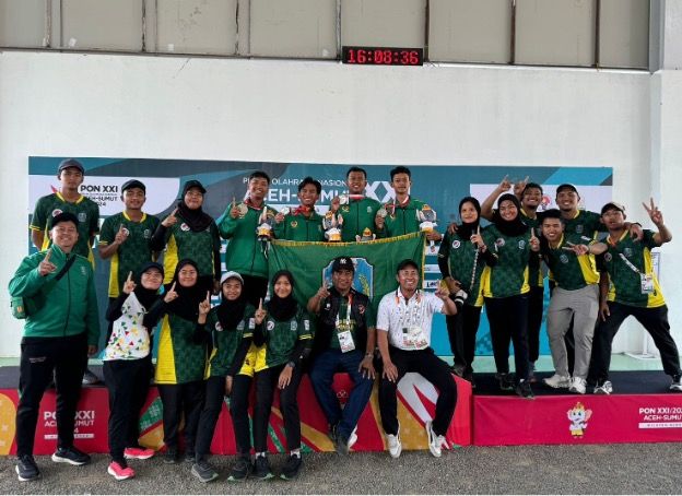 Rektor UNESA sekaligus Ketua Pelatih Petanque Jatim Cak Hasan bersama skuad petanque Jatim di PON XXI Aceh-Sumut 2024.