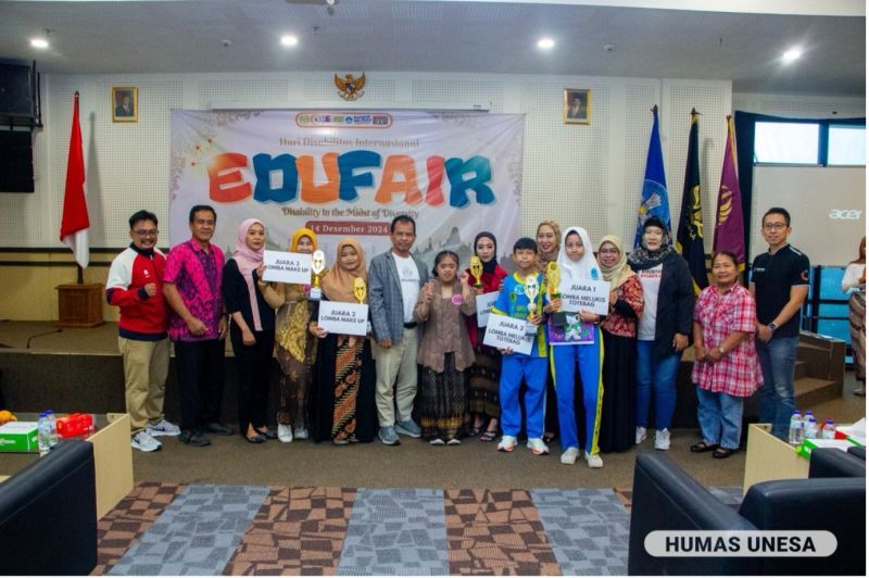 BAHAGIA: Peserta Edufair 2024 dari kalangan pelajar dan mahasiswa tampak bangga menunjukkan trophy penghargaan (juara) dalam lomba yang mereka ikuti. Selamat, tetap semangat, dan sukses selalu.