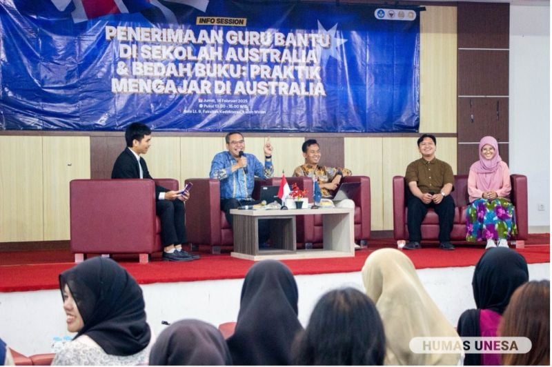 Sharing dan bedah buku bersama Atdikbud KBRI Canberra, Mukhamad Najib; dan Direktur Hubungan Internasional Unesa, Asrori, bersama guru bantu yang mengajar di Australia.