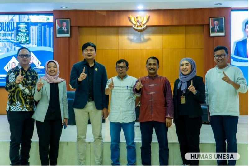 Penulis buku, Arya Sandhiyudha, Wakil Ketua KIP RI dan panelis, Eko Setiawan bersama Wakil Dekan I Fisipol, Koorprodi dan jajaran dosen S-1 Ikom Fisipol Unesa. 