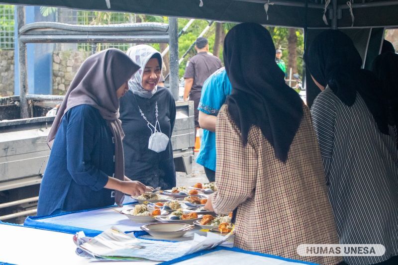 KOMPAK: Pimpinan dan penitia kegiatan menyiapkan seribu paket makanan dan takjil.