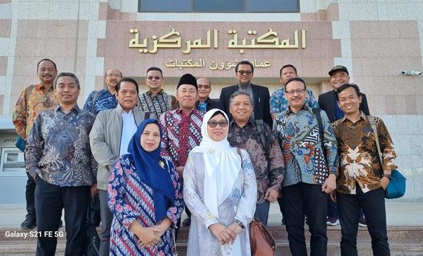 Jajaran pimpinan universitas dan fakultas kampus Growing with Character melakukan kunjungan ke Universitas Islam Madinah, Arab Saudi