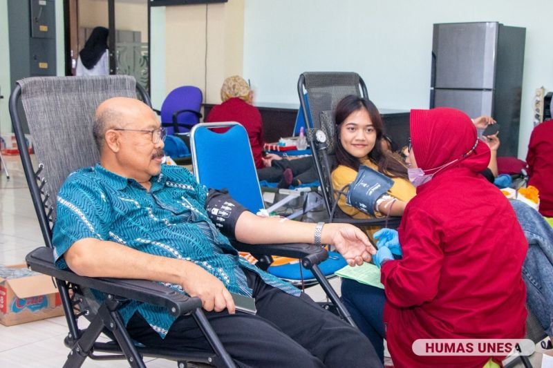 Direktur Pascasarjana Prof. Dr. Bambang Yulianto, M.Pd., ikut donor darah yang diselenggarakan atas kerja sama Direktorat PPIS, BPPG, dan SMCC serta PMI Bangkalan. 