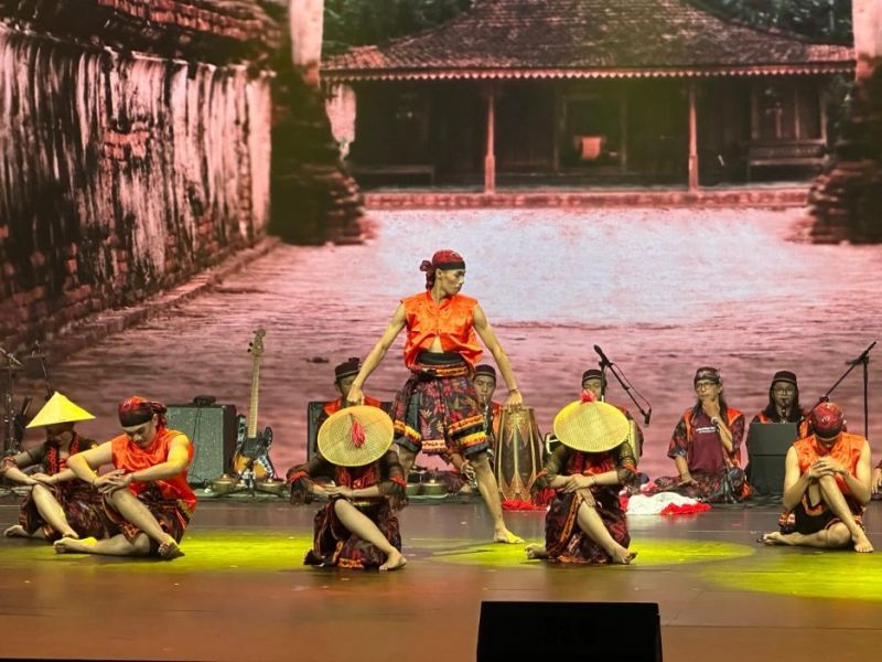 Tim PUI Seni Budaya UNESA menampilkan tari lerok lelono mengambil konsep garap dari asal mula kesenian ludruk Jawa Timur yang menggambarkan keceriaan, ketangguhan dan perjuangan para petani dalam memenuhi kehidupannya sehari-hari.