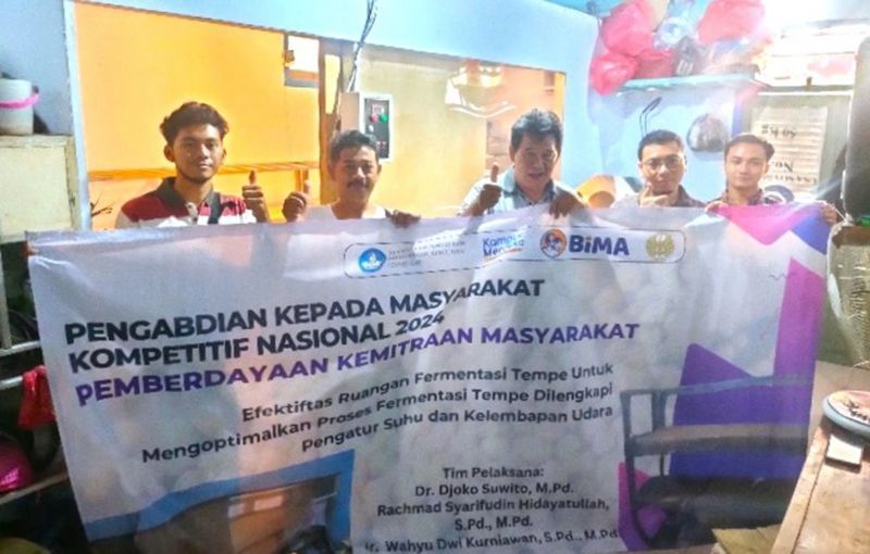 Tim PKM bersama pengusaha tempe di Sidoarjo.