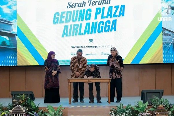 Gubernur Jawa Timur didampingi Rektor Unair menyaksikan penandatanganan penyerahan Gedung Plaza Airlangga.