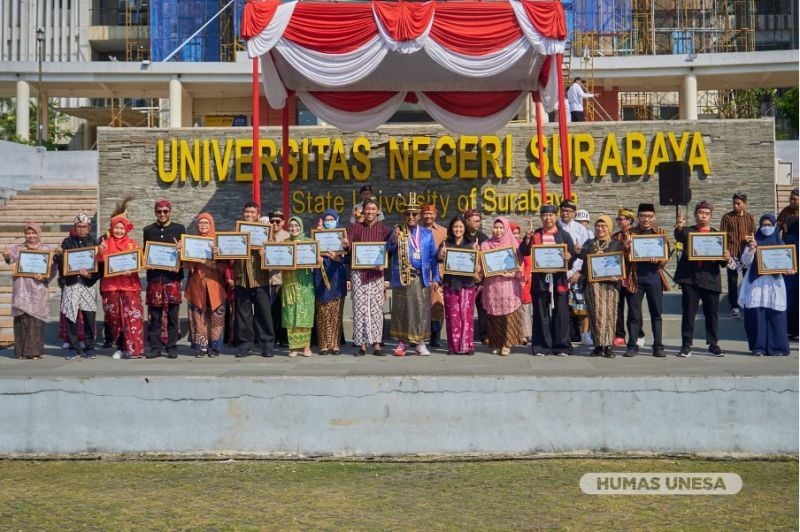 Rektor UNESA menyerahkan penghargaan kepada unit kerja dan civitas berprestasi dalam Upacara Peringatan HUT ke-79 Republik Indonesia di Lapangan Rektorat.