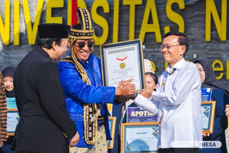 Disaksikan civitas selingkung UNESA, Rektor Cak Hasan menerima penghargaan rekor MURI dari Yusuf Ngadri dari Museum Rekor Dunia Indonesia. 