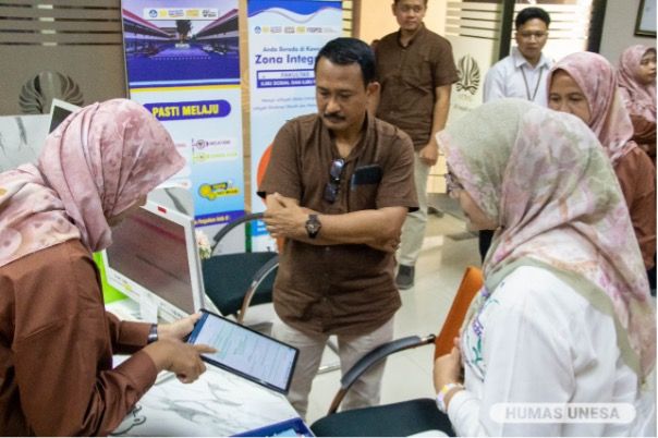 Pimpinan Fisipol UNESA paparkan berbagai inovasi layanan ramah kelompok rentan kepada para tim visitasi dari Kementerian PAN RB dan Kemendikbudristek.