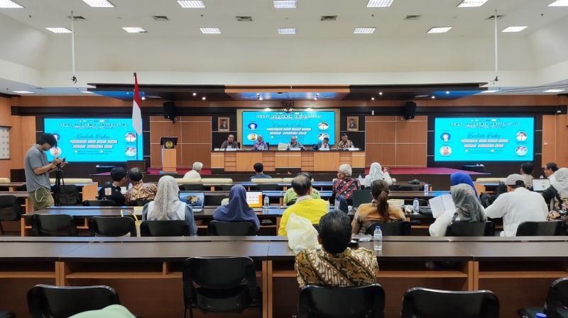 Guru besar kampus "Rumah Para Juara" kompak menghasilkan pemikiran dalam bentuk buku yang didedikasikan untuk masyarakat, bangsa dan negara. Buku tersebut dibedah bersama guru besar Unair dan UINSA. 